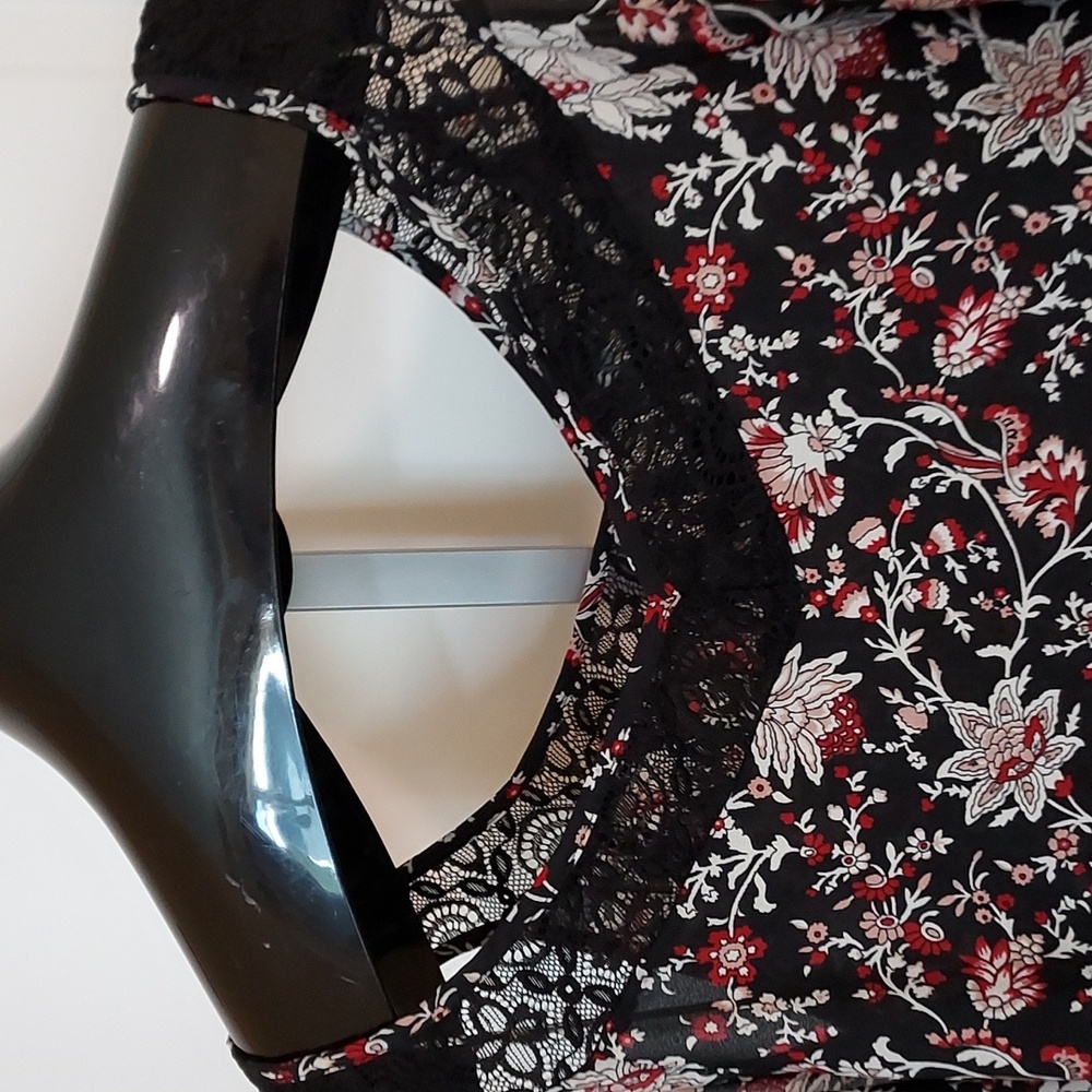 *Black w/ White & Red Floral w/ Lace Accent and Bell Sleeves Size L - Picture 7 of 12